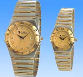A huge online gift and accessory collection wholesale golden fashion watch set. The classic golden color perfectly match with the unqie Greek number marker, a beauty that you can't resist! 