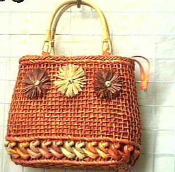 Online wholesale summer fashion accessory fashion zipper handbag with flower decor and bamboo handle. Hot red color with fancy Hawaii flower decor, very neat and attractive, can be use as beach bag.
