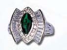 High quality wedding ring jewelry supply wholesale presenting silver plated fashion ring with cz stone embedded pattern decor at centre. An unique popular flower knot pattern with a eyes catching deep green stone inlay. Classic, elegant, a beauty you can not resist!